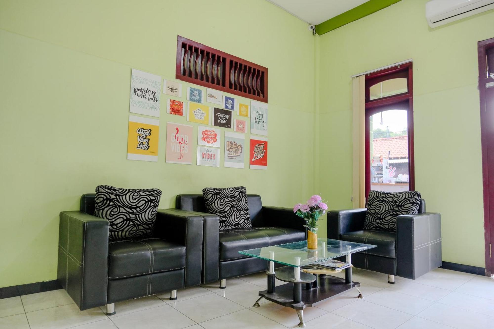 Oyo Life 2508 Alba Suites Homestay Syariah Tulungagung Εξωτερικό φωτογραφία